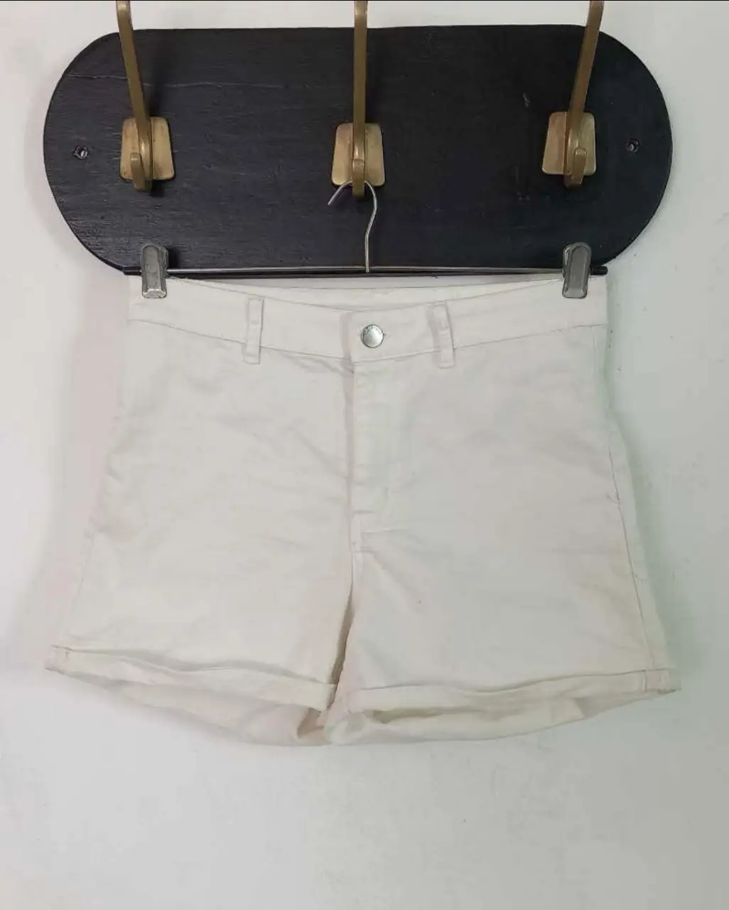 Short de jean blanco tiro alto de la marca H&M, talle 12. Ideal para un look casual y fresco.