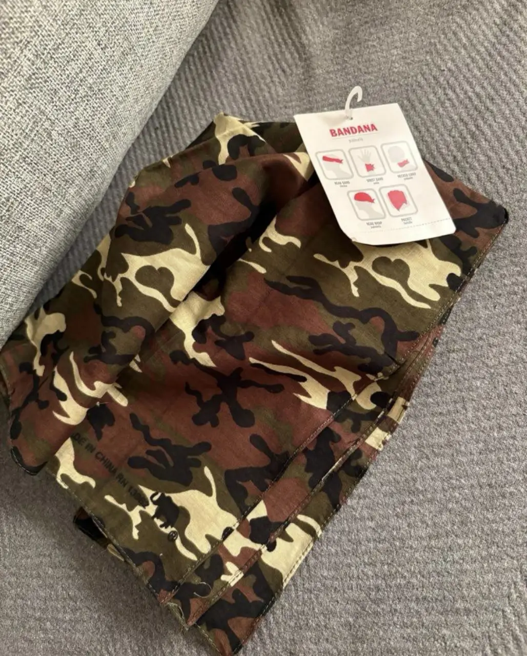 Pañuelo bandana camuflado, ideal para usar en la cabeza, muñeca, cuello o bolsillo. Versátil y funcional, perfecto para complementar cualquier look.