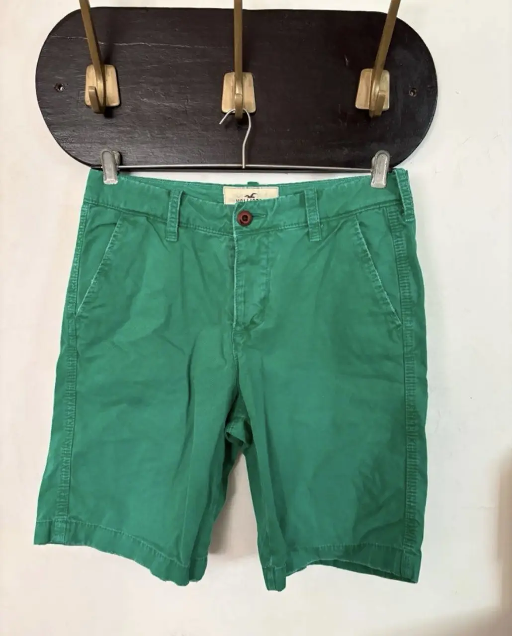 Short de hombre Hollister de color verde, talle 30. Ideal para un look casual y cómodo.