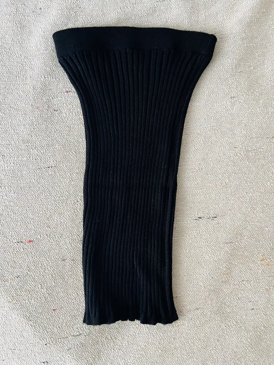 Pollera midi de punto acanalado en color negro. Ideal para un look elegante y versátil.