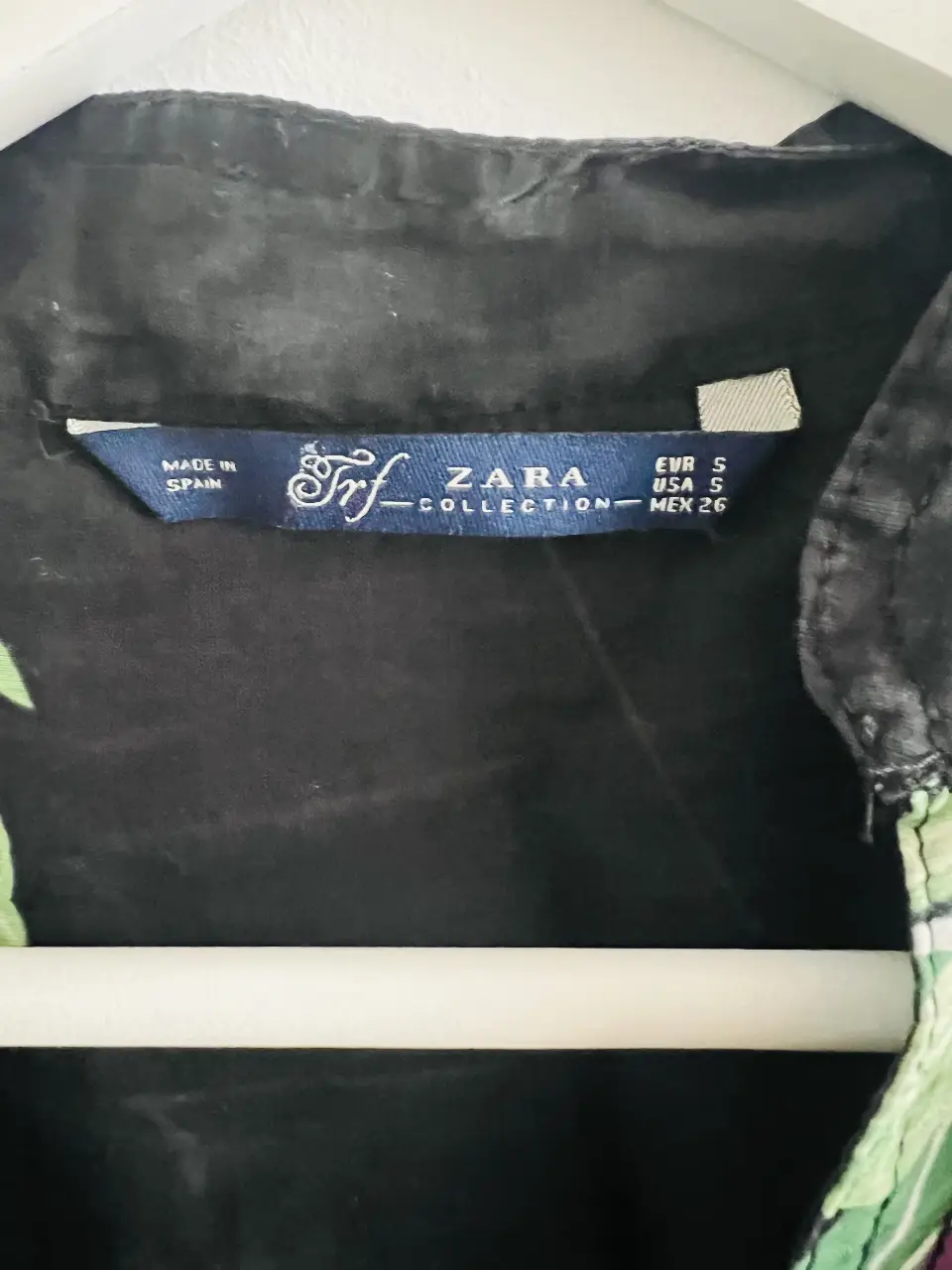 Camisa estampada de la marca Zara Collection, con estampado floral en tonos rosas y verdes sobre fondo negro. Talle S, ideal para un look casual y fresco.