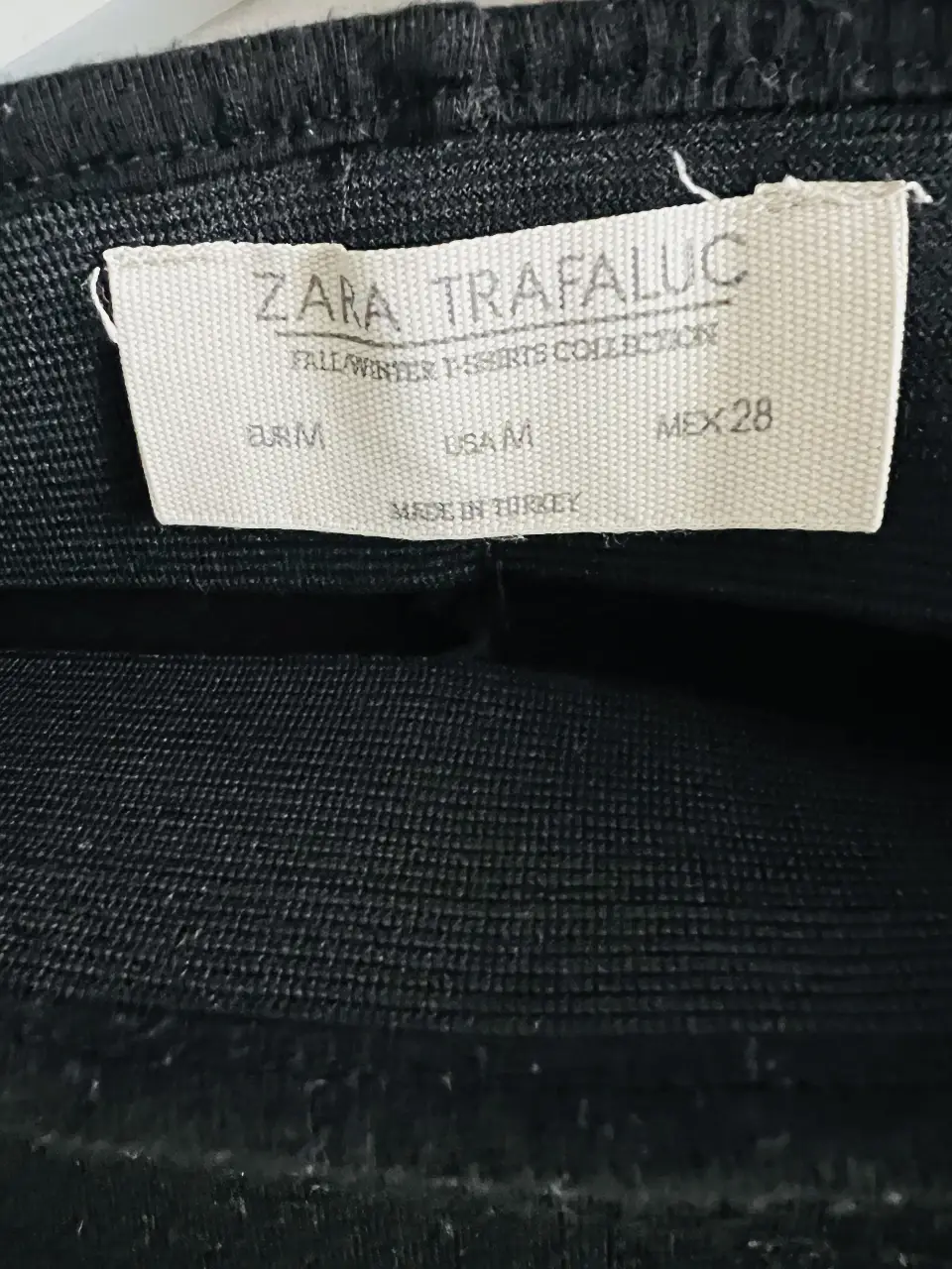 Pollera midi negra de Zara Trafaluc, ideal para un look casual y versátil. Confeccionada en un tejido suave y cómodo, perfecta para combinar con diferentes tops y calzado. Un básico imprescindible en tu guardarropa.