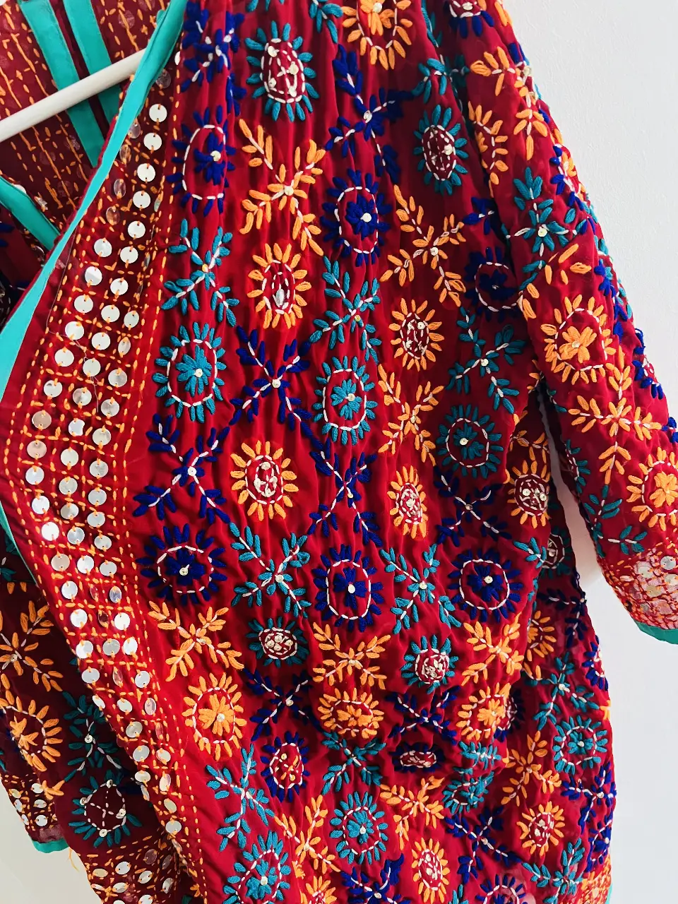 Kimono de la India, bordado a mano, con detalles de espejos. Ideal para darle un toque bohemio y único a tu look.