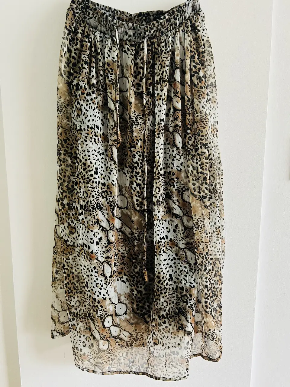 Pollera larga con estampado animal print. Tiro alto, con cintura elastizada y cordón para ajustar. Ideal para un look bohemio y fresco.