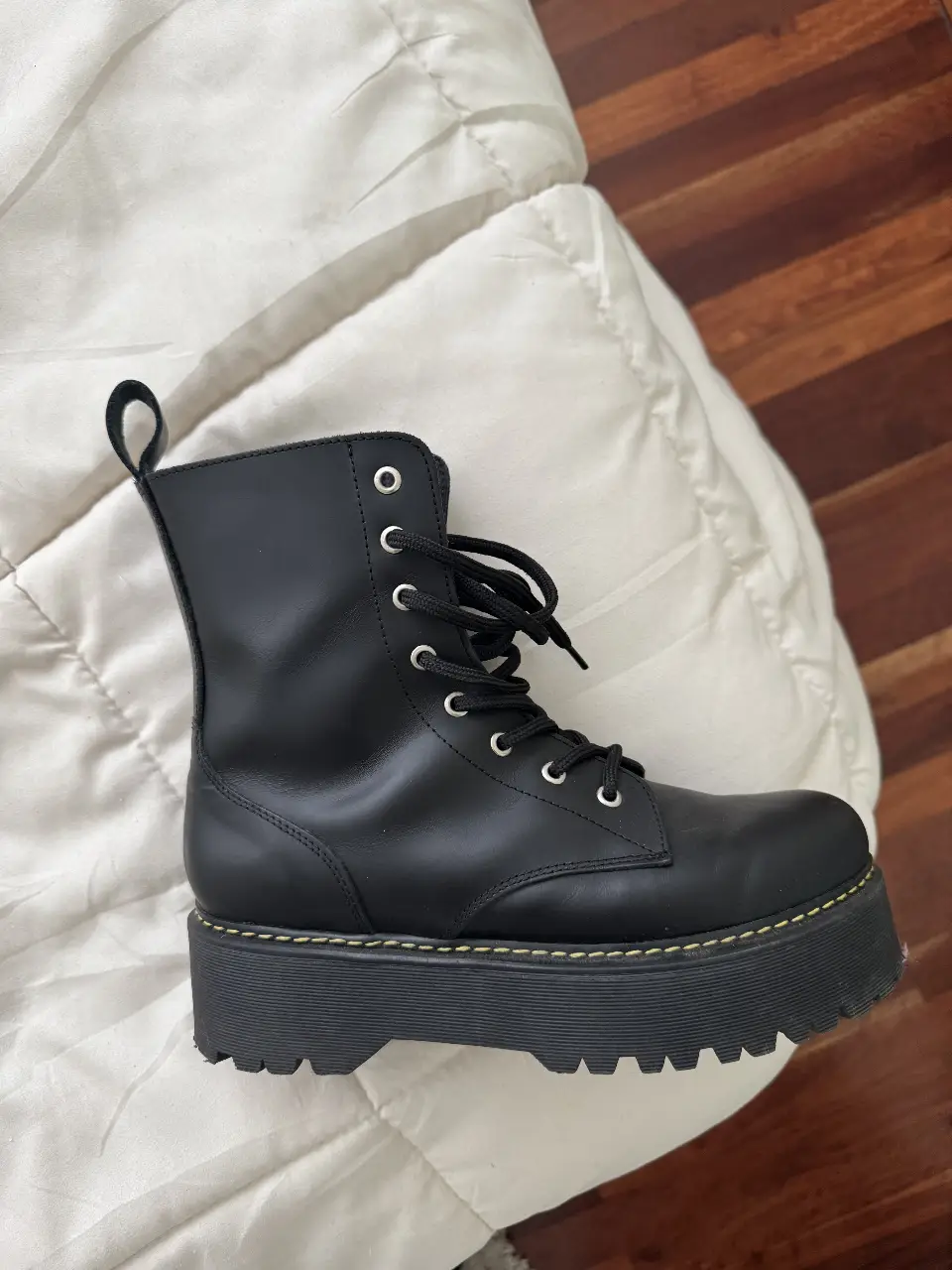 Borcegos de cuero sintético negro con plataforma y cordones. Marca CLETAS. Creo que los use literalmente 1 vez.