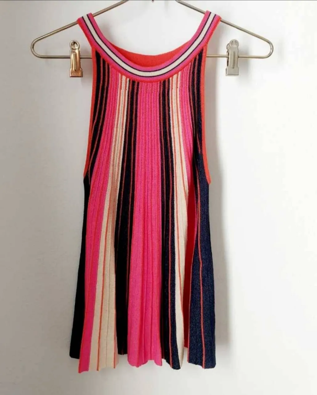 Musculosa Cuesta Blanca talle de etiqueta S/40. Va hasta un 90 de busto. 