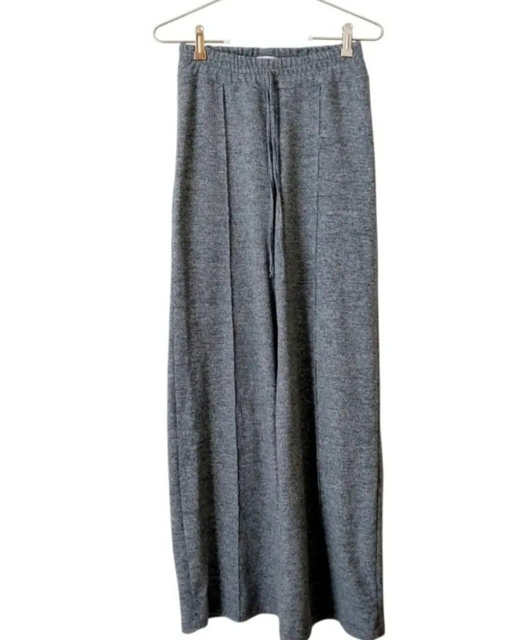 Pantalón largo de tela gris cintura elastizada. 
Medidas Cintura: 38cm. Cadera: 52cm. Tiro: 31. Largo: 105cm. 