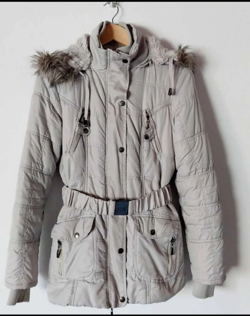 Campera con abrigo en el interior y detalles de piel sintética en el borde. capucha desmontable. Medidas Hombros: 42 cm. Pecho: 48 cm. Cintura 42 cm. Cadera: 51 cm. 