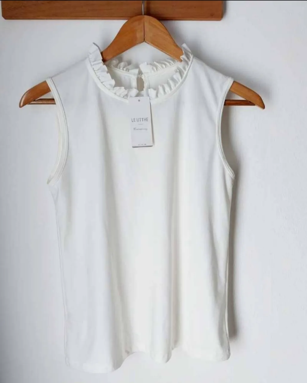 Musculosa blanca Le Uthe. Talle S. Medidas Hombros: 36cm. Busto: 45cm. Largo: 58cm. tiene espandex se amolda al cuerpo. 