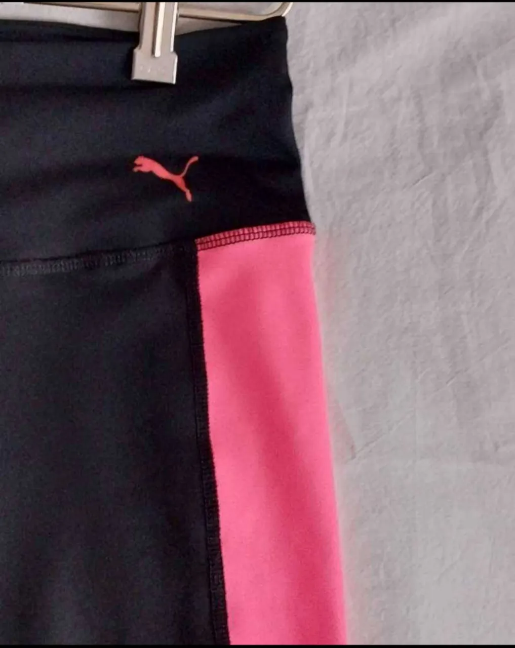 Calzas deportivas Puma. Talle L Grande. Medidas sin estirar cintura: 40 cm. Cadera: 50 cm. Largo: 85 cm.