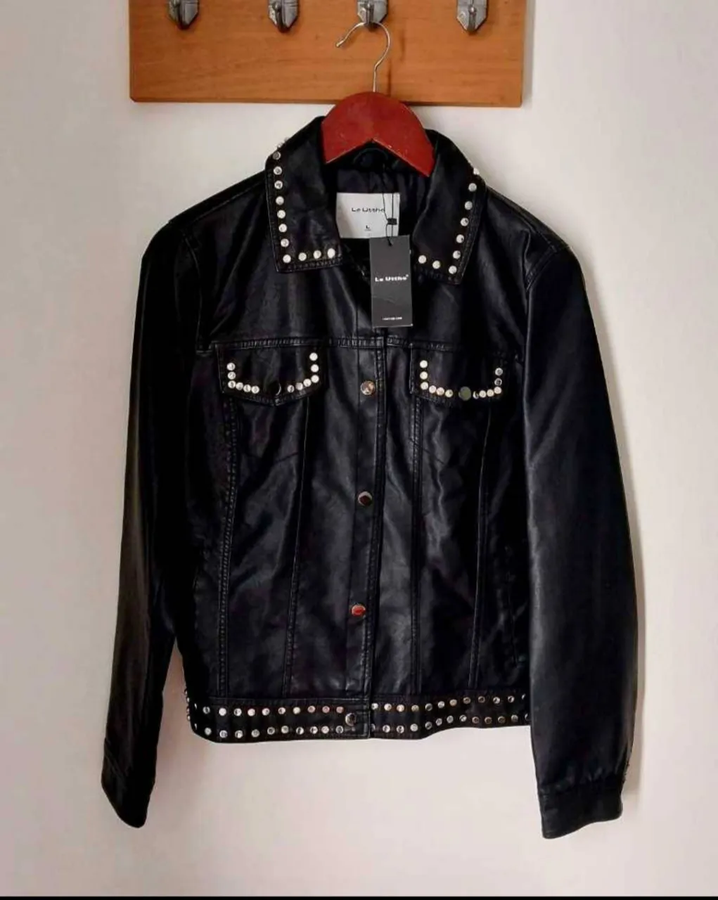 Campera de cuero ecológico con tachas plateadas. Marca Le Utthe. Talle L. Nueva.