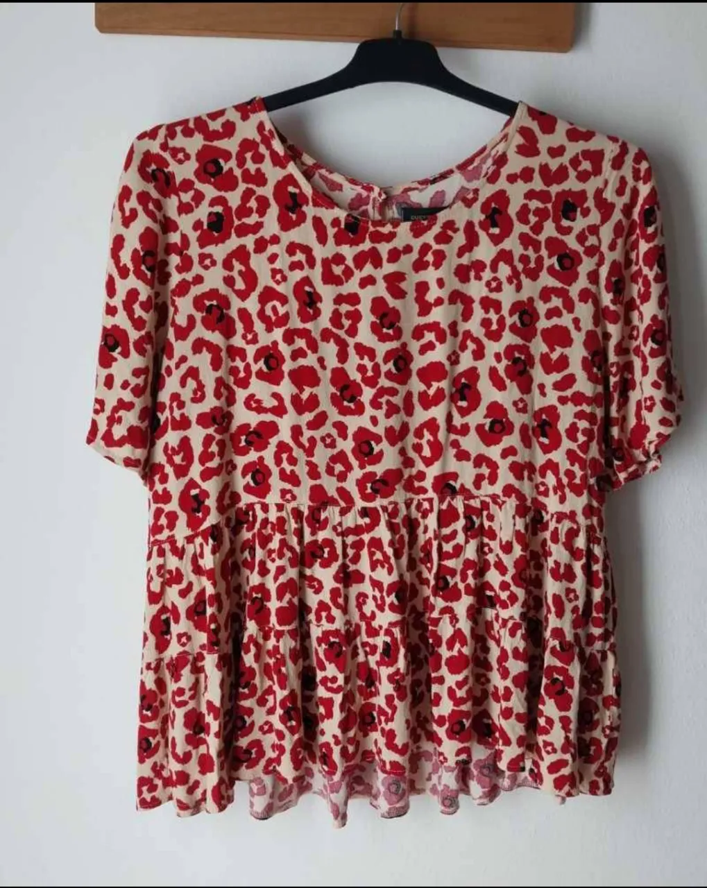 Blusa con estampado de leopardo en tonos crudo y rojo. Marca Cuesta Blanca, talle 42. Va para un L. Medidas pecho: 50 cm . Hombros: 40 cm