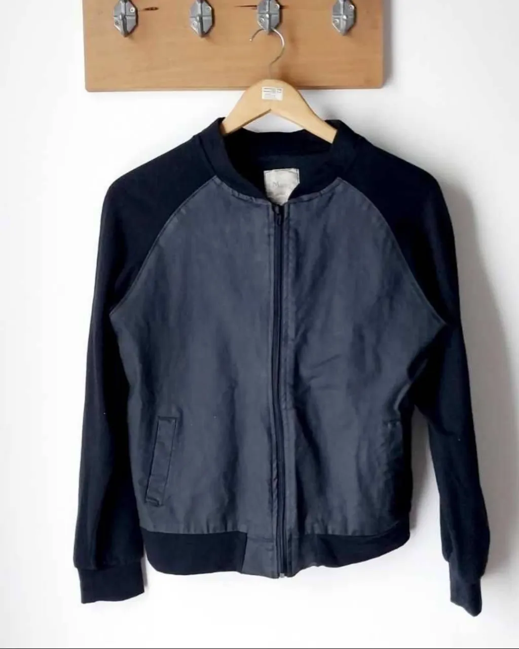 Campera bomber. Talle M.  Medidas hombros 42 cm. Pecho: 48 cm. Hombros 58 cm. Largo de mangas: 58cm 