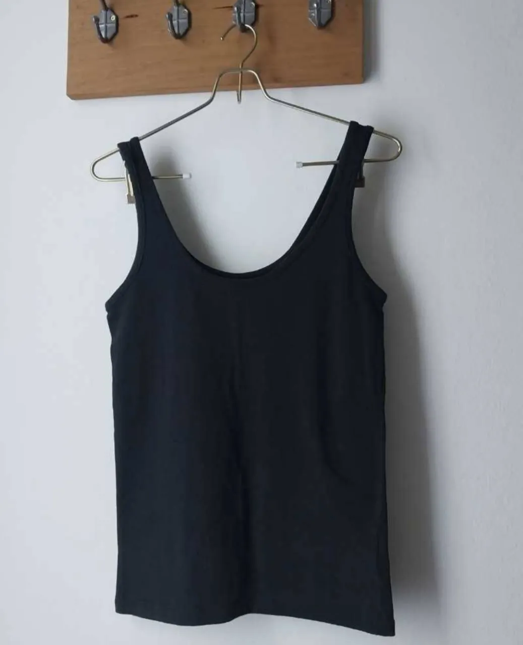 Musculosa negra lisa, Talle L. Medidas 
Busto: 37cm. Largo: 43cm.