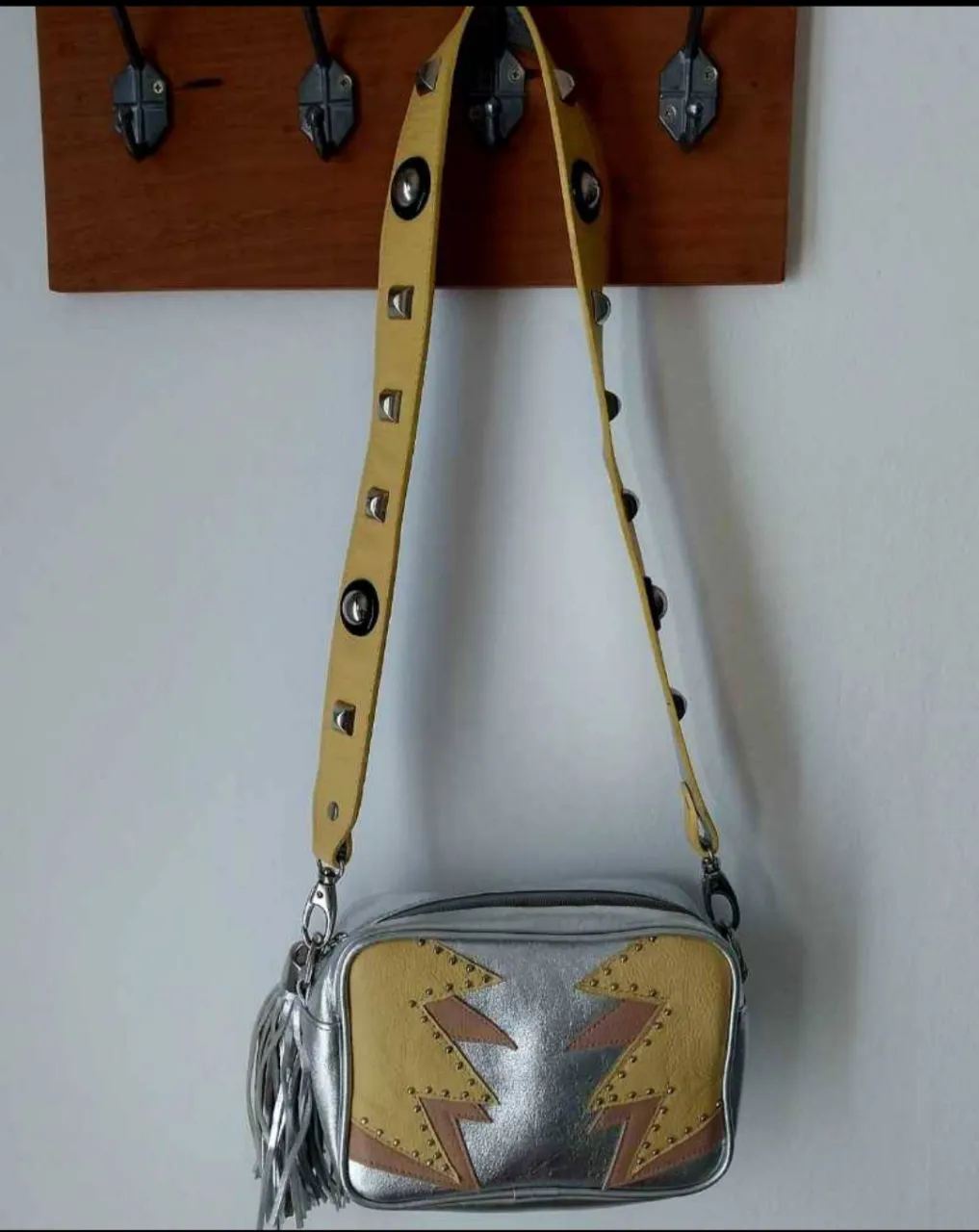 Cartera bandolera de cuero ecológico. Marca: Desiderata. Medidas Alto: 18 cm. Ancho: 24 cm. Profundidad: 9 cm. con cierre en el interior. 