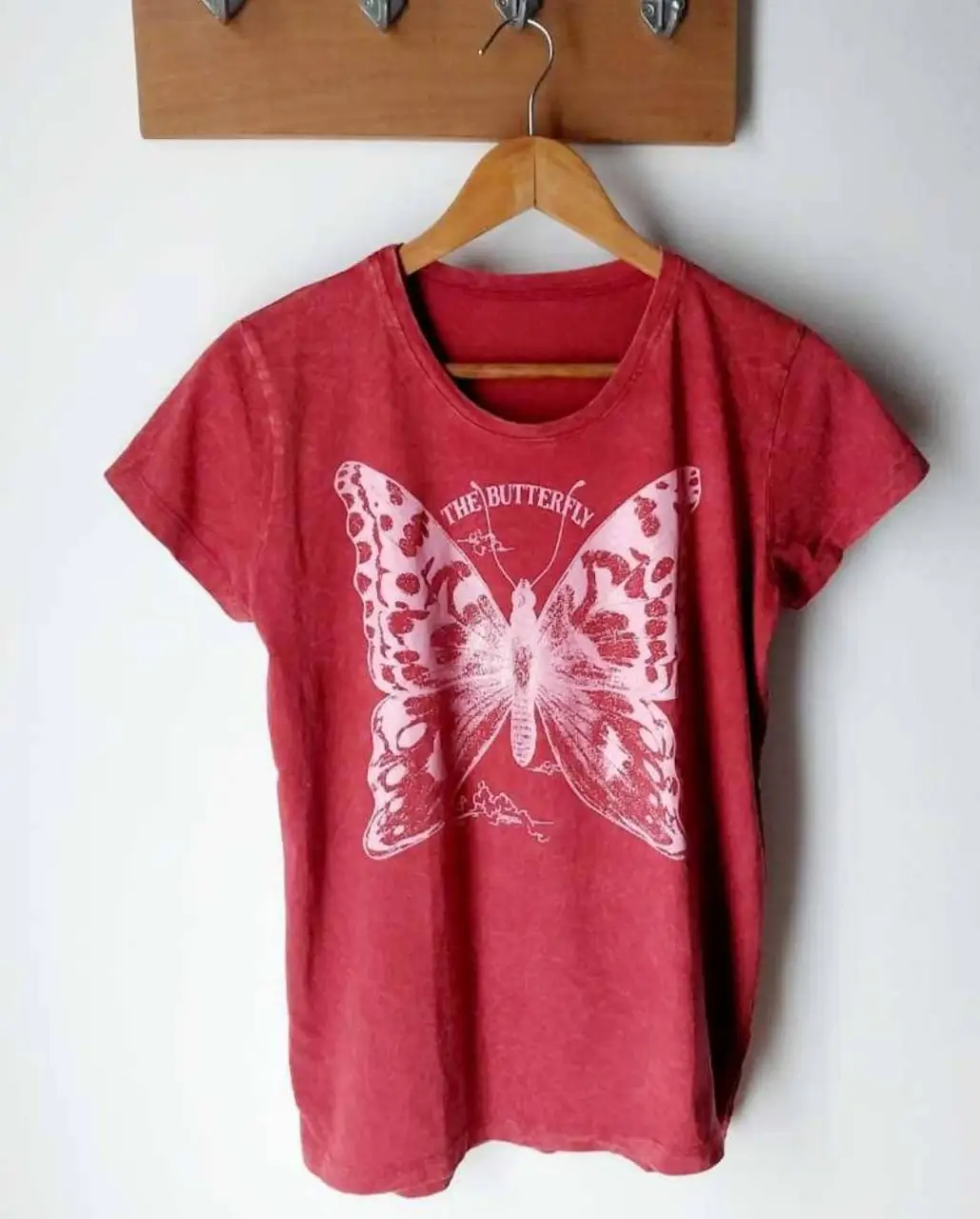 Remera Yagmour, roja con estampado de mariposa en color blanco. Medidas: Hombros 40cm, De axila a axila 50 cm. Largo 65 cm. 