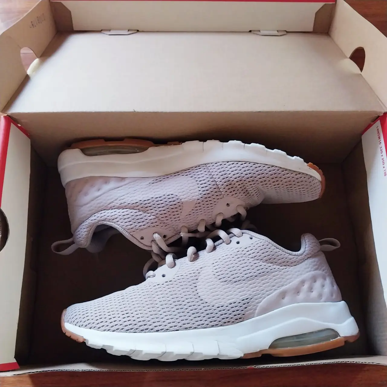 Zapatillas Nike color rosa claro. Talle 36, 5uk. Largo de plantilla: 23cm.
