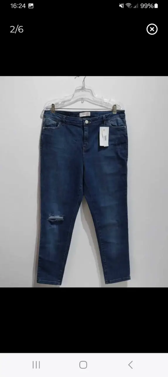 Jeans de mujer marca Yagmour, tiro alto, con roturas en la rodilla, súper elastizado. Un clásico para cualquier ocasión. Talle 44/46.  Medidas: cintura 44 cm, cadera 52 cm. 
