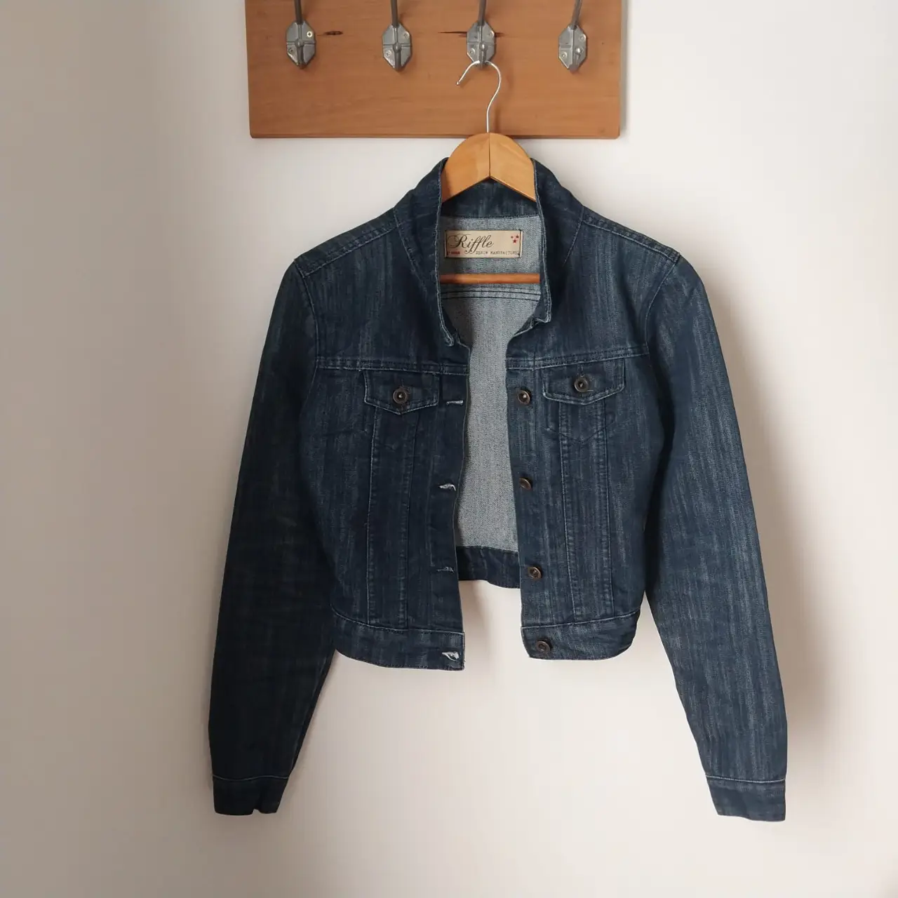Campera de jean azul oscuro de la marca Riffle. Corte clásico, con botones y bolsillos delanteros. Medidas: Hombros 42cm. Pecho 49 cm Mangas 62 cm.