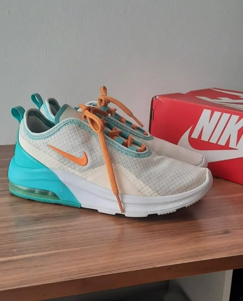 Zapatillas Nike Air Max, blancas con detalles en naranja y turquesa. Talle 36, 4 uk. Medidas de la plantilla: 23.5 