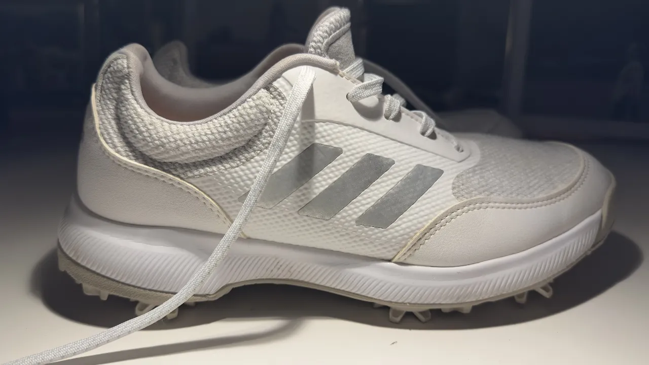 Zapatillas Adidas blancas de golf para mujer, con detalles plateados y suela con tapones. Talle 7.5 US, hechas en Vietnam.