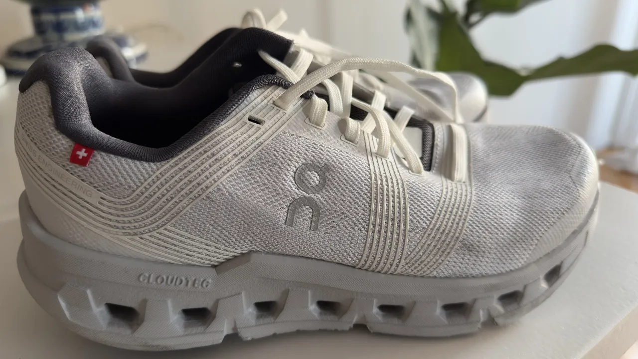 Zapatillas On Cloudgo para mujer, blancas con detalles en gris. Ideales para running y uso diario, ofrecen comodidad y estilo.