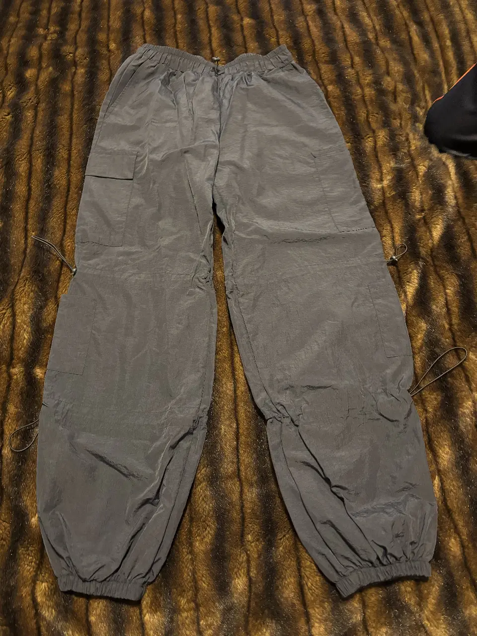 Pantalón cargo gris con ajuste en los tobillos. Ideal para un look casual y moderno.