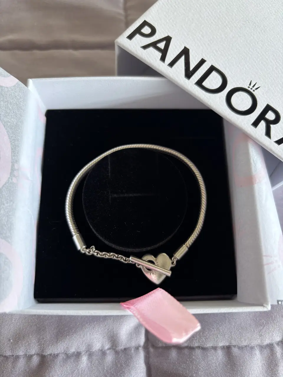 Pulsera Pandora de plata con dije de corazón y cierre de barra en perfecto estado, ideal para un regalo especial.