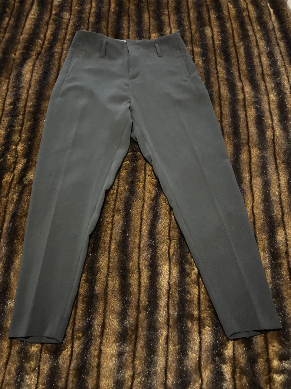 Pantalón sastrero negro de la marca Markova, talle 40. Ideal para un look formal o de trabajo.