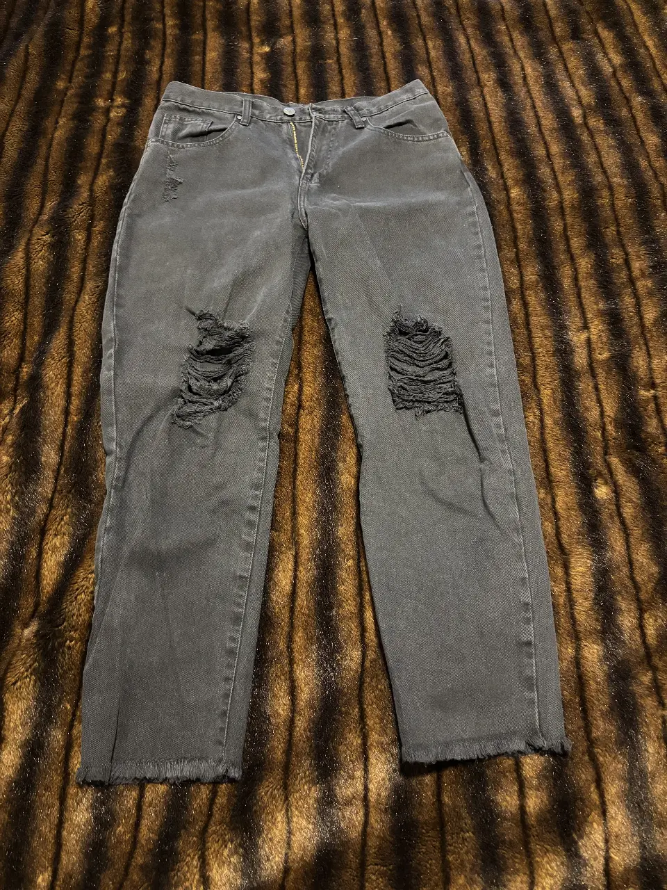 Jeans de mujer color gris con roturas en las rodillas. Talle 30, de la marca Lovely Denim. Ideal para un look casual y moderno.