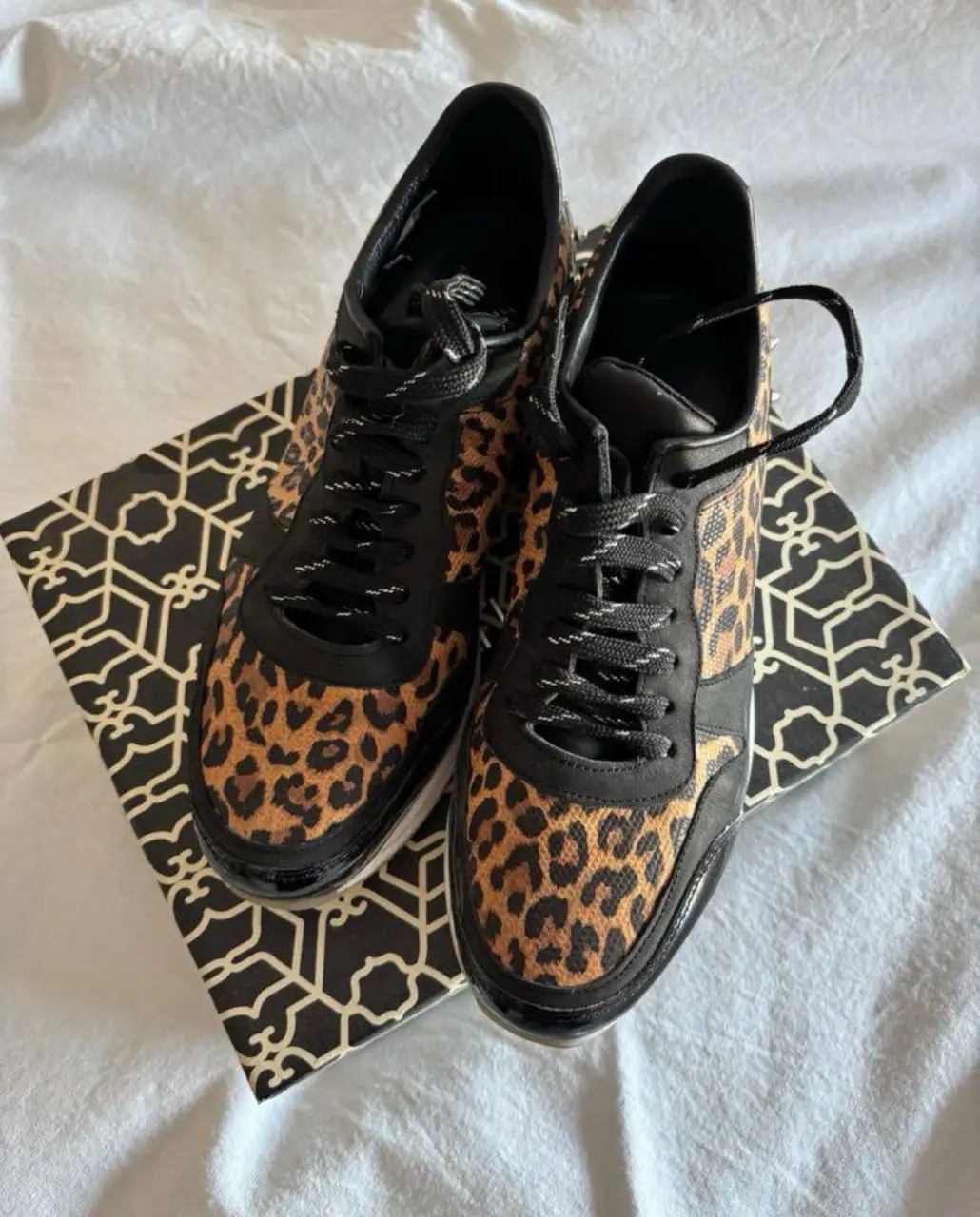 Zapatillas de mujer con estampado de leopardo y detalles en negro. Ideales para un look casual y canchero.