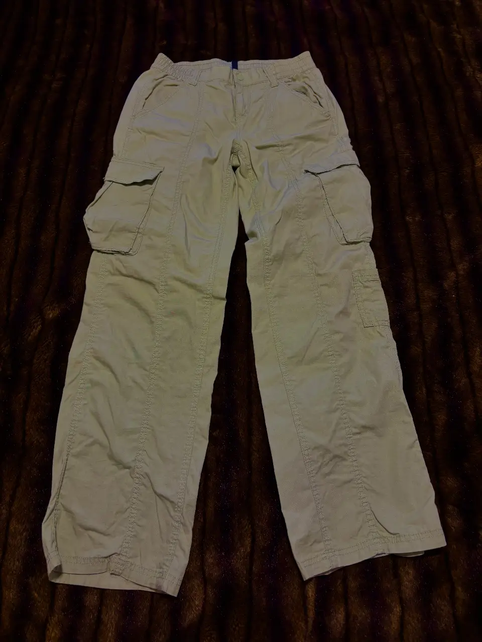 Pantalón cargo de hombre, color khaki, con bolsillos laterales y traseros. Talle 36 EUR, de la marca H&M. Ideal para un look casual y utilitario.