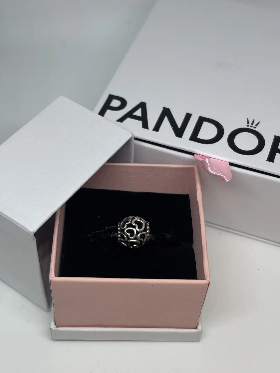 Charm de Pandora en forma de corazón calado, ideal para pulseras. Perfecto para agregar un toque de elegancia y personalización a tu look.
