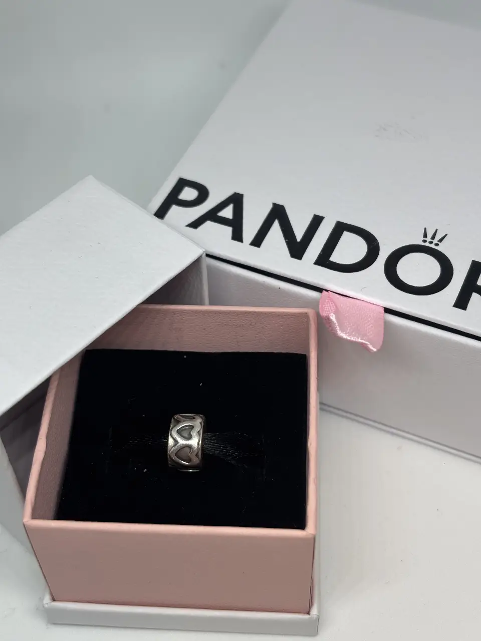 Clip para pulsera Pandora de plata con dijes de corazones. Ideal para un look casual y elegante.