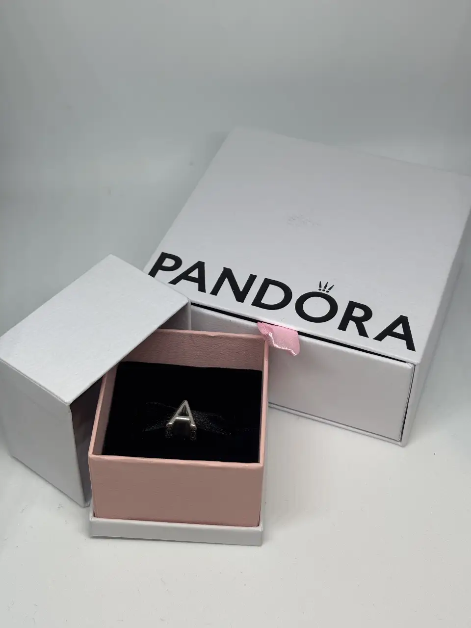 Charm con la letra A de la marca Pandora, ideal para regalar o para uso personal. Viene con su caja original.