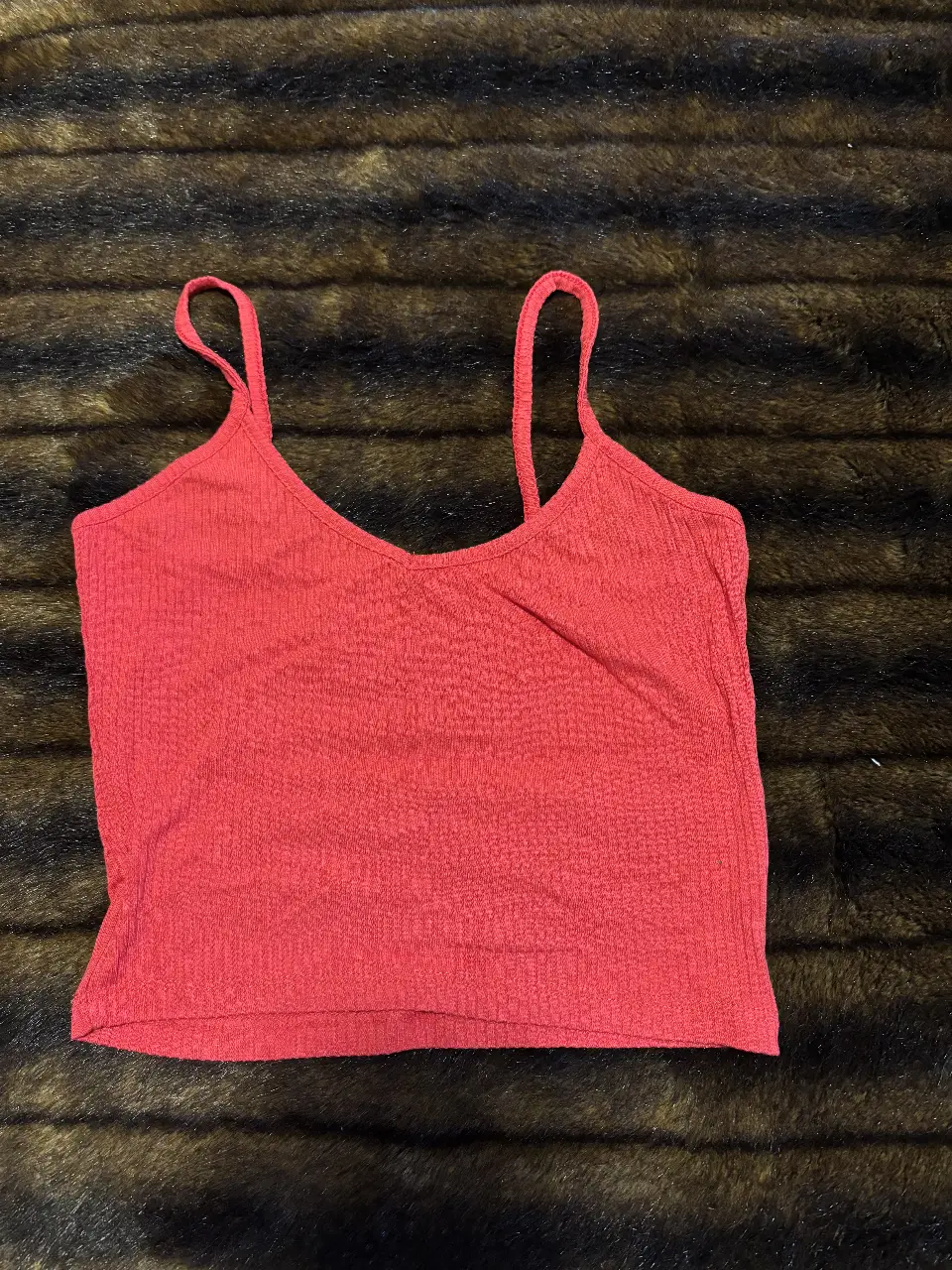 Top de mujer, color rojo, con breteles finos y escote en V. Ideal para un look casual y fresco.
