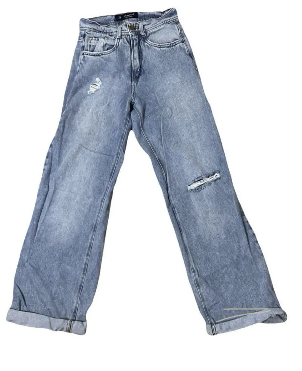 Jeans de corte recto para mujer, con detalles de roturas en la rodilla. Tiro medio y calce relajado. Ideal para un look casual y moderno.