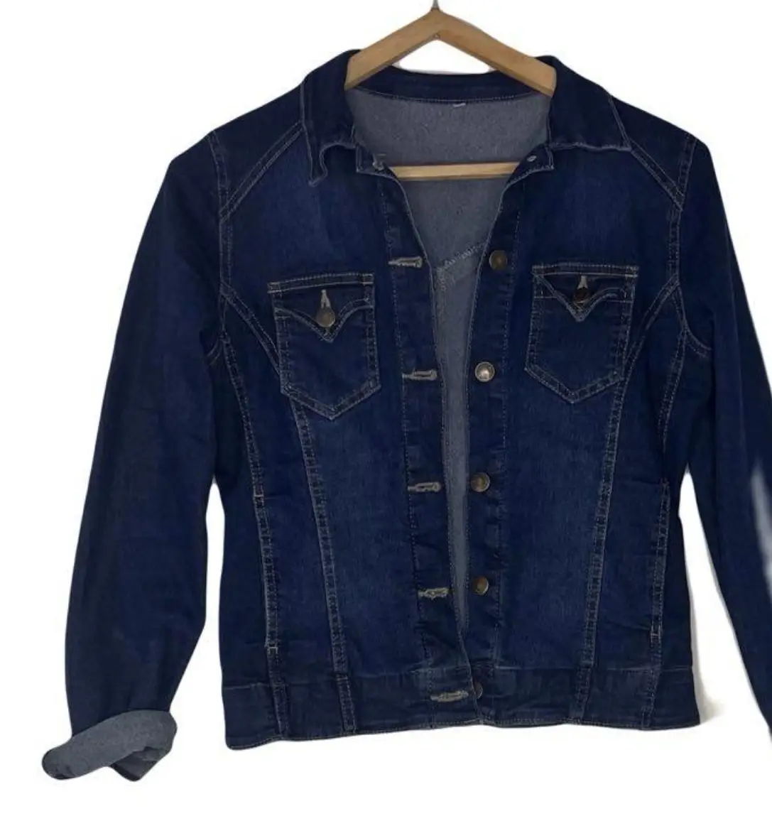 Campera de jean azul oscuro, con dos bolsillos delanteros y botones. Ideal para un look casual y versátil.