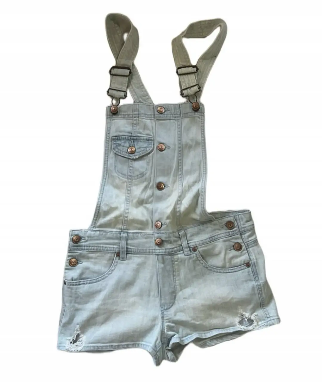 Mono de jean, tiro medio y detalles de roturas. Ideal para un look casual y moderno.