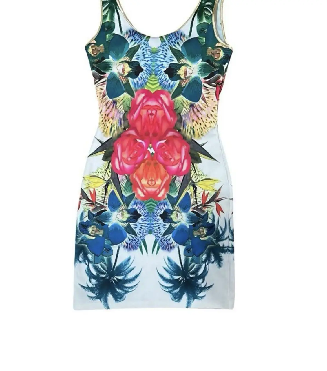 Vestido mini con estampado floral y diseño simétrico. Ideal para un look fresco y moderno.