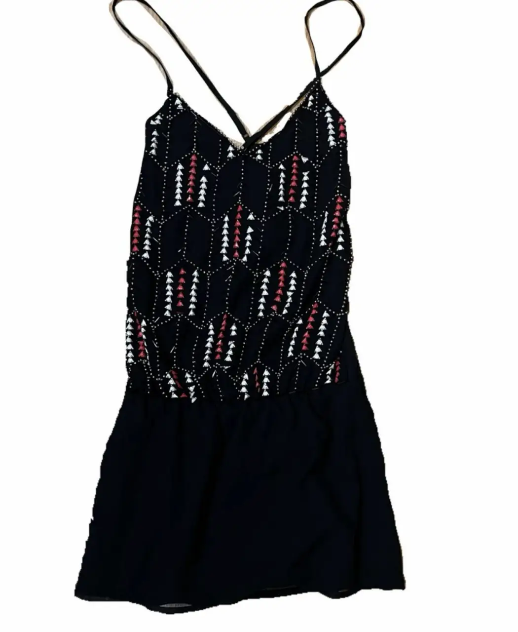 Vestido mini negro con tirantes finos y diseño geométrico en la parte superior. Ideal para una salida.