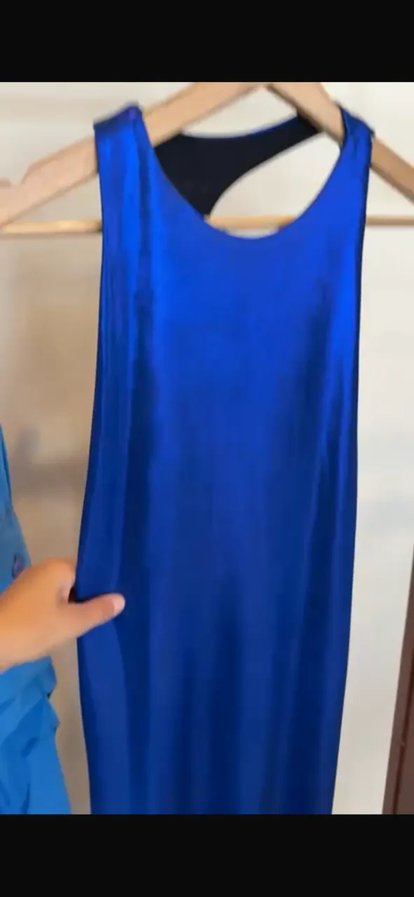 Vestido largo azul brillante, con escote pronunciado en la espalda.