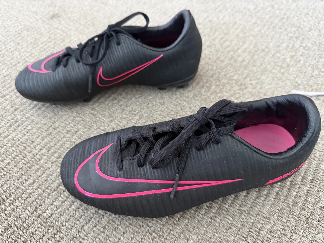 Botines de fútbol Nike Mercurial para niños, color negro con detalles en rosa. 
Talle 2 USA / 33,5 EUR / 21 cm