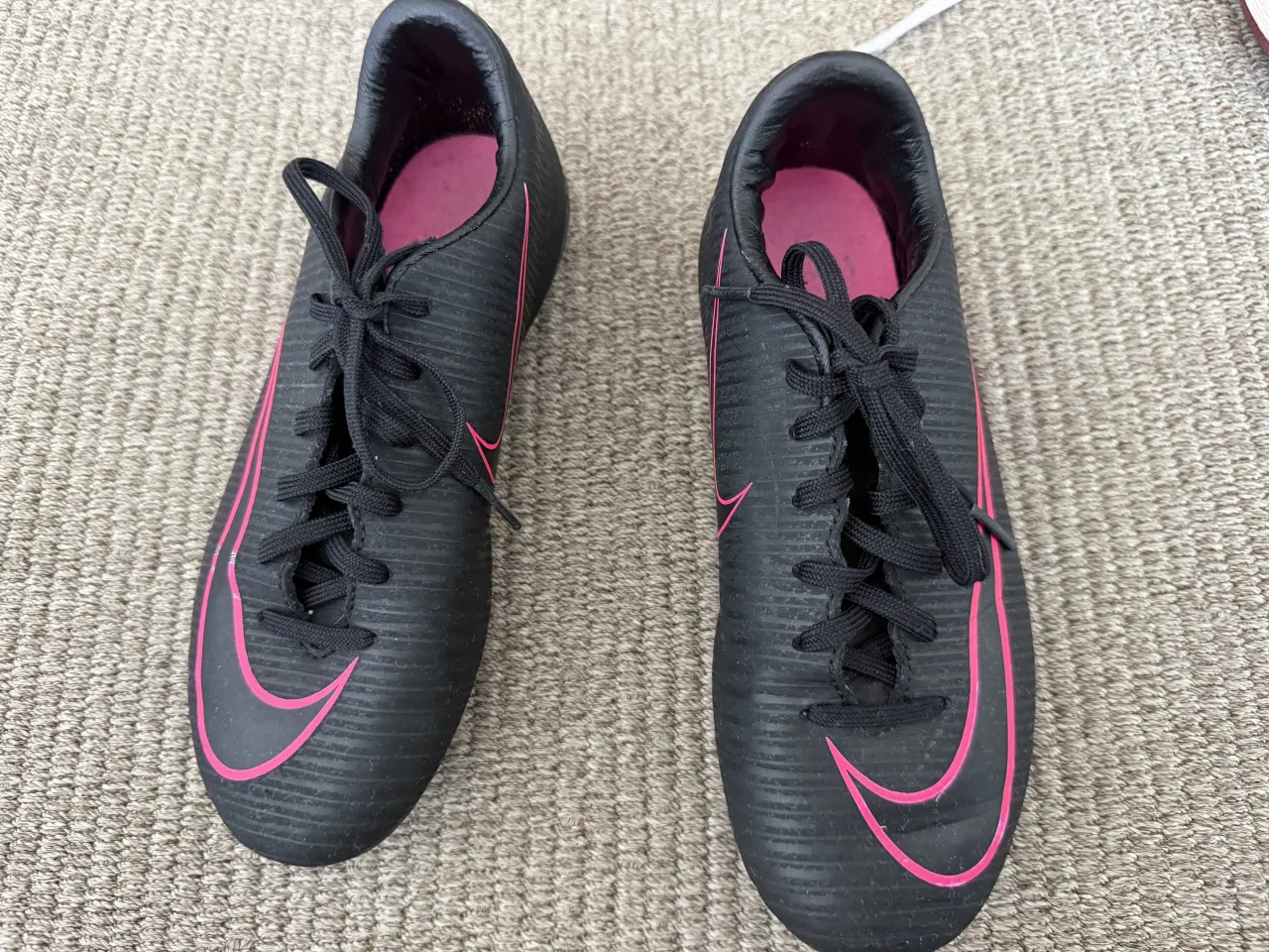 Botín de fútbol Nike - Vista 2