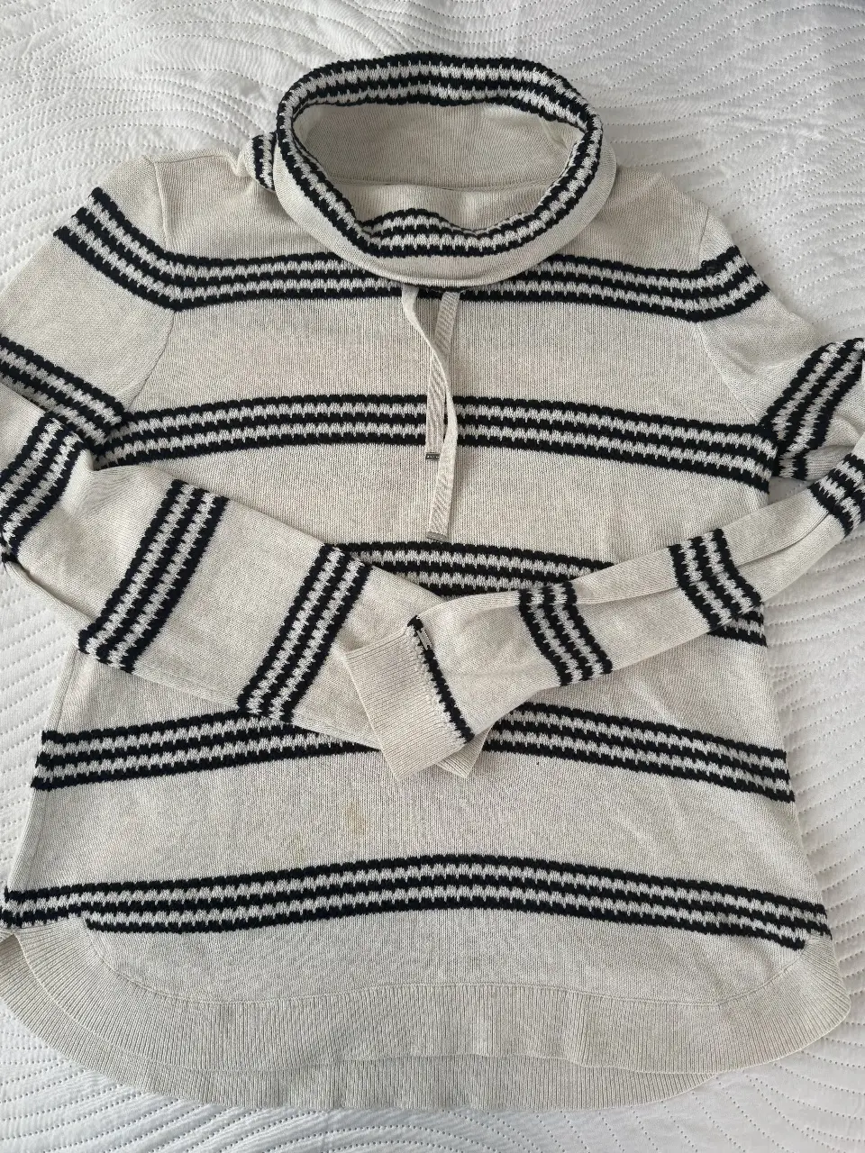 Sweater de mujer con cuello alto y rayas horizontales en blanco y negro. Ideal para un look casual y abrigado. tiene una pequeña mancha en el centro como se verá 
