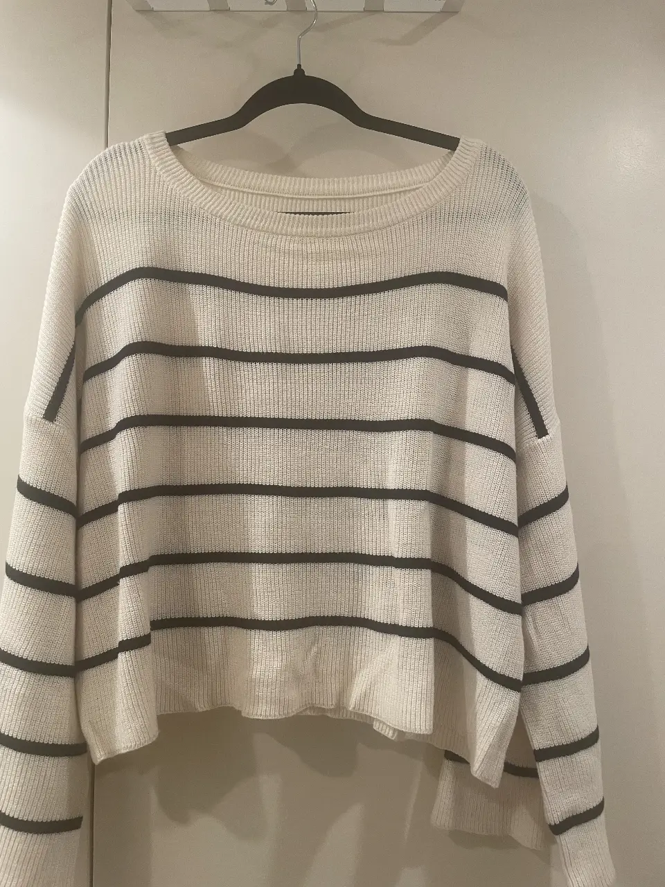 Sweater de mujer a rayas horizontales en color blanco y negro. Ideal para un look casual y cómodo.