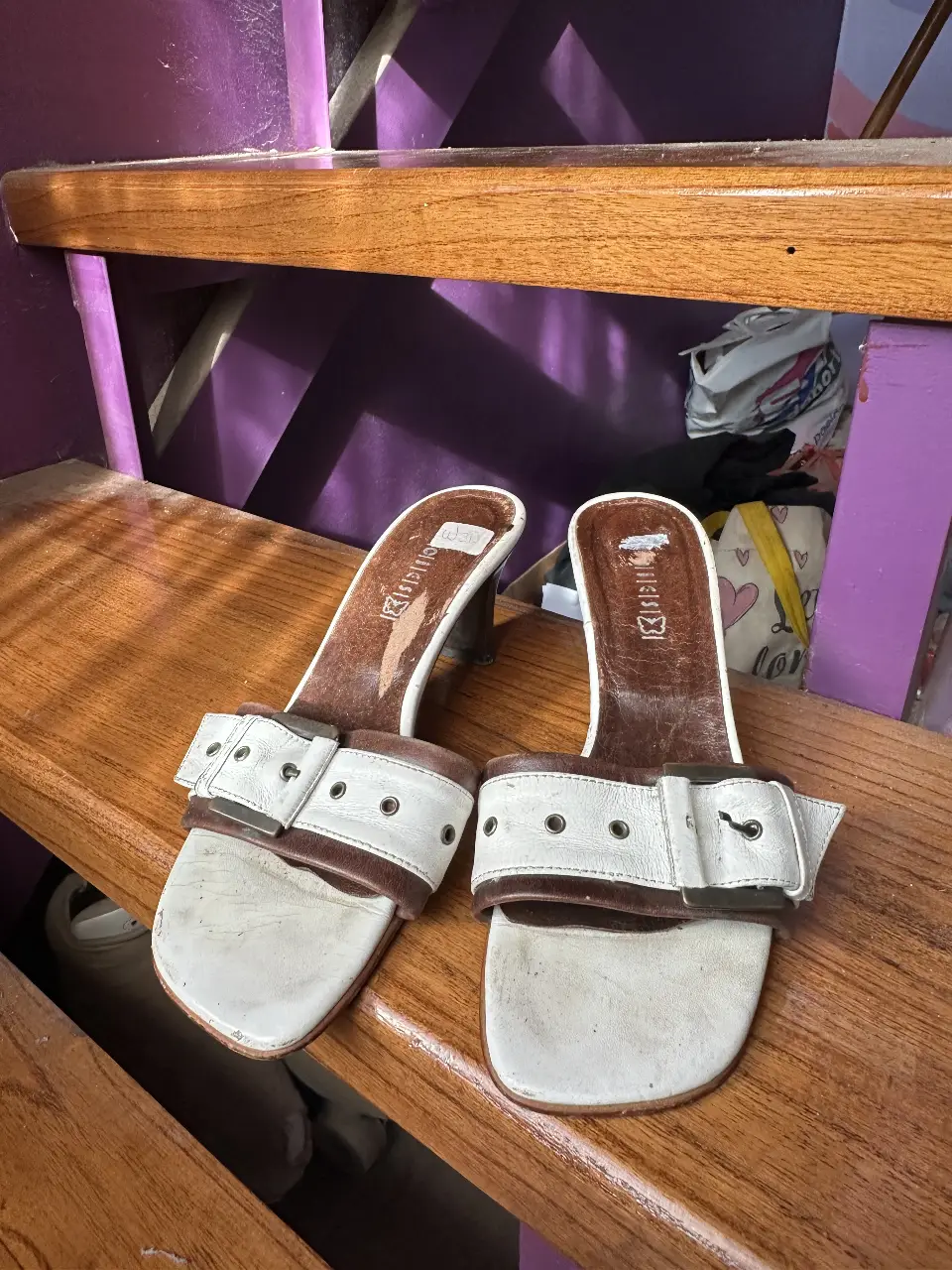 Sandalias de cuero blanco con detalles marrones y hebillas. Talle 36, ideales para un look elegante y cómodo.