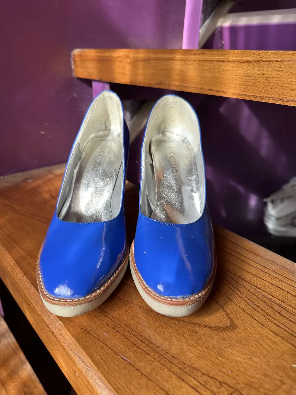 Zapatos de taco alto azules, de charol, con suela beige y detalle de costura. Marca Lucerna.