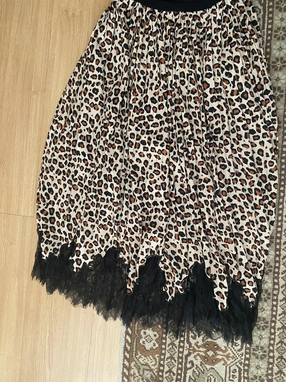 Pollera larga con estampa de leopardo y detalles de encaje negro en el ruedo. Un diseño súper canchero y femenino, ideal para darle un toque salvaje a tus looks.