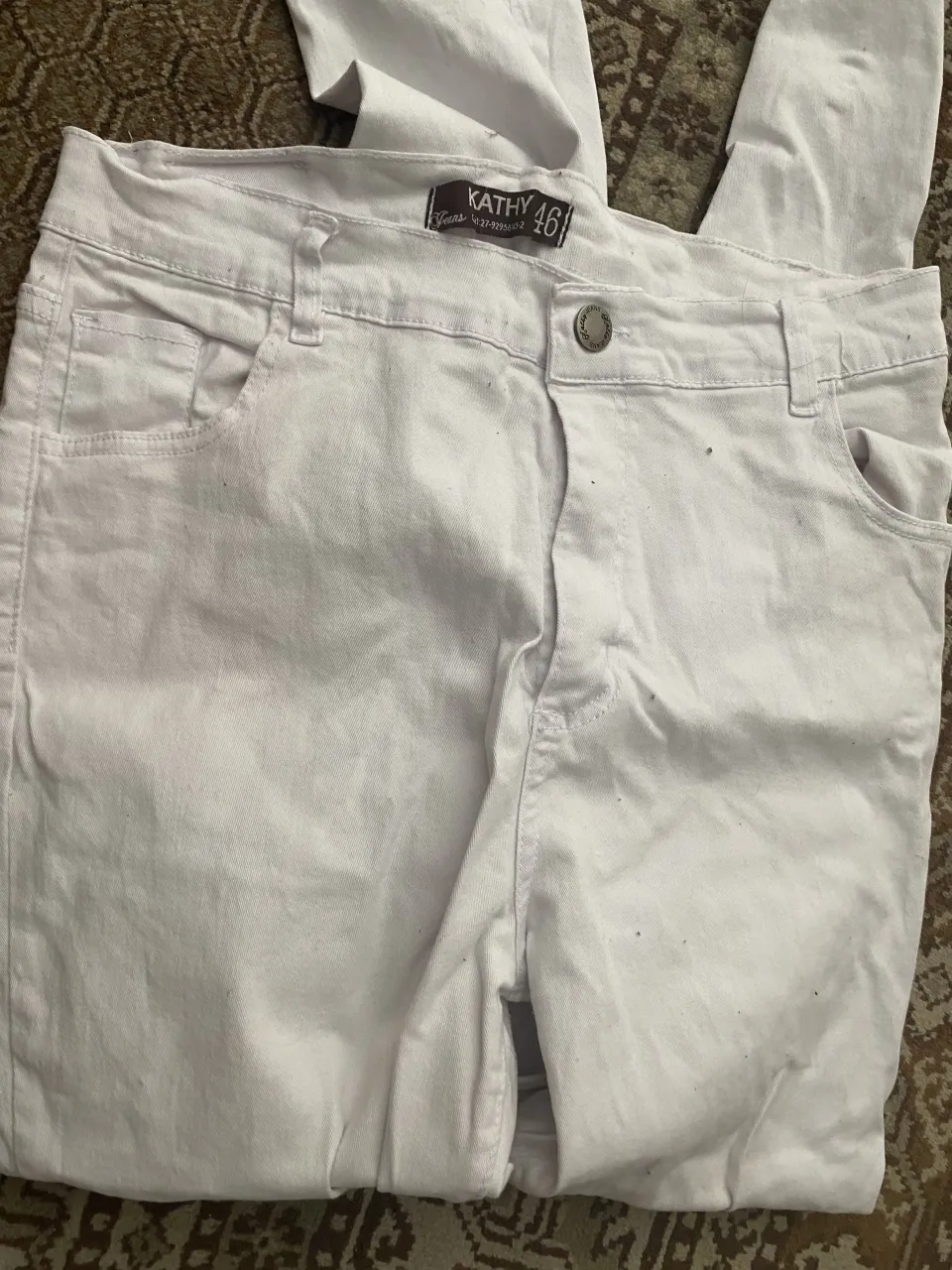 Jeans blancos tiro alto, súper cómodos y versátiles. Ideales para crear looks cancheros y modernos. ¡Un básico que no puede faltar en tu guardarropa!